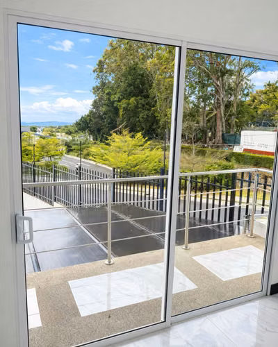 VENTA DE AMPLIA Y LUJOSA CASA, SANTO DOMINGO DE HEREDIA