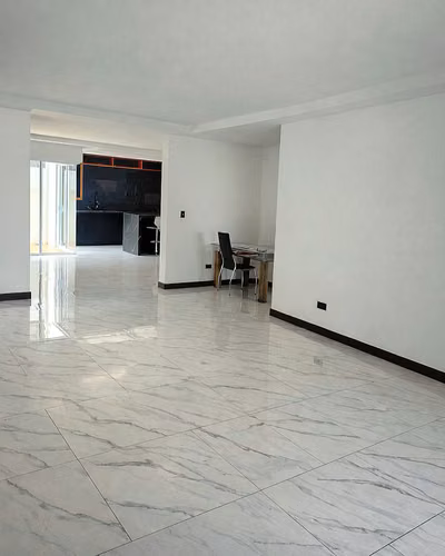 VENTA DE AMPLIA Y LUJOSA CASA, SANTO DOMINGO DE HEREDIA
