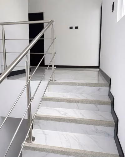 VENTA DE AMPLIA Y LUJOSA CASA, SANTO DOMINGO DE HEREDIA