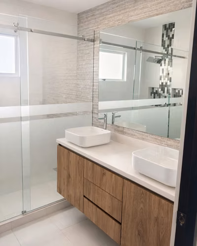VENTA DE AMPLIA Y LUJOSA CASA, SANTO DOMINGO DE HEREDIA