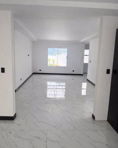 VENTA DE AMPLIA Y LUJOSA CASA, SANTO DOMINGO DE HEREDIA