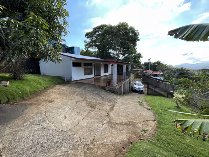 Family Home | Large Garden | 3 Bedrooms | 5 Min to Downtown Grecia