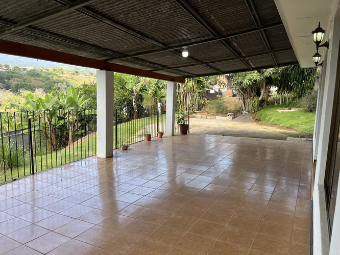 Casa Familiar | Amplio Jardín | 3 Parqueos | 3 Hab | 5 min Centro Grecia