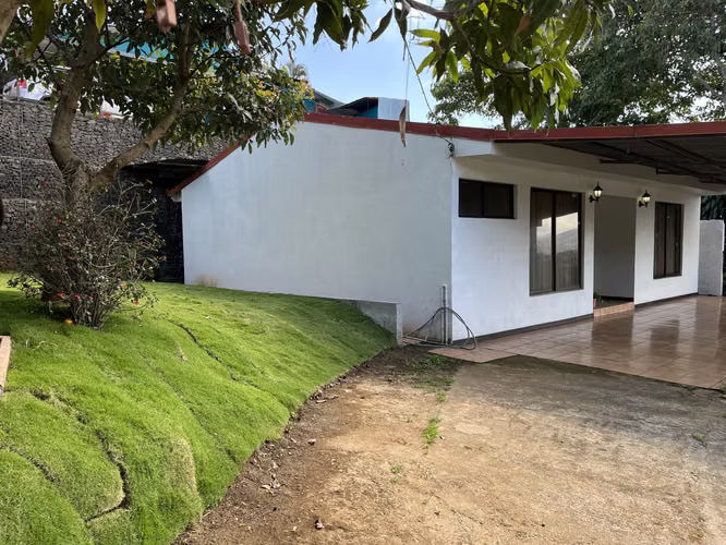 Casa Familiar | Amplio Jardín | 3 Parqueos | 3 Hab | 5 min Centro Grecia