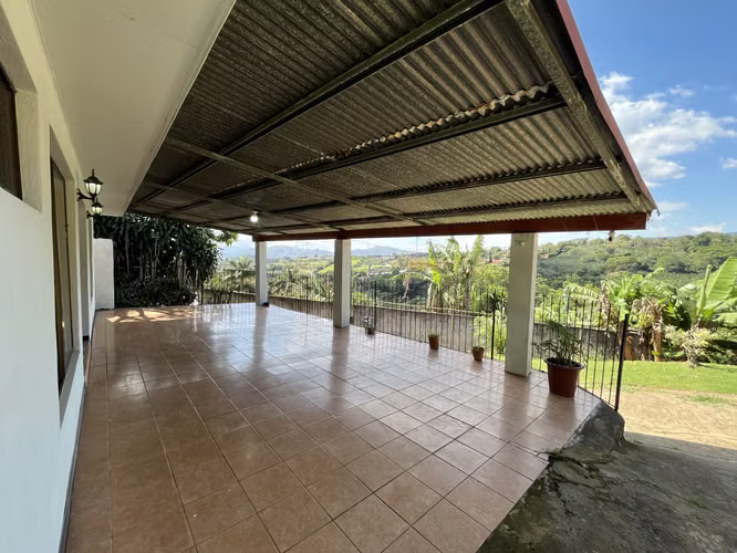 Casa Familiar | Amplio Jardín | 3 Parqueos | 3 Hab | 5 min Centro Grecia