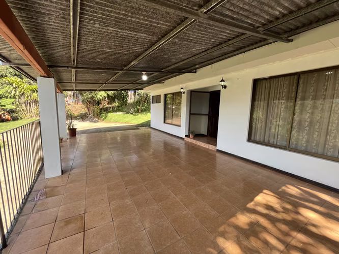 Casa Familiar | Amplio Jardín | 3 Parqueos | 3 Hab | 5 min Centro Grecia