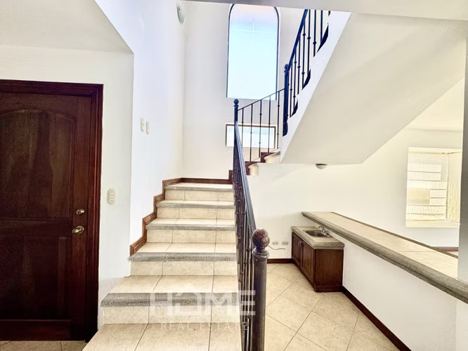 Alquiler de Casa Grande en Guachipelin de Escazú $2800