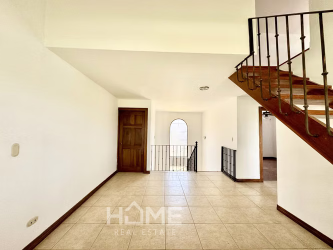 Alquiler de Casa Grande en Guachipelin de Escazú $2800