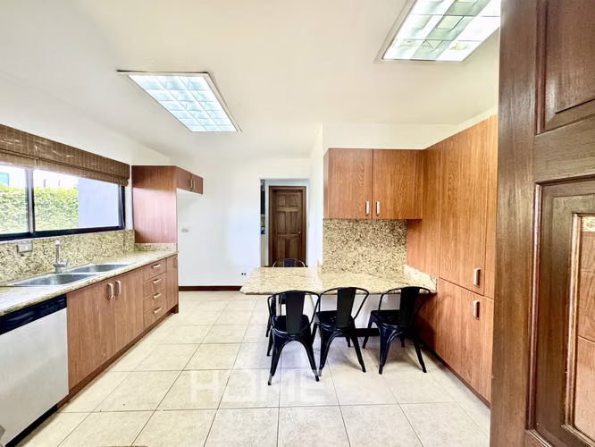 Alquiler de Casa Grande en Guachipelin de Escazú $2800