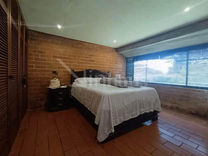 Alquiler de casa con amplio jardín verde en San Antonio - Imagen 18