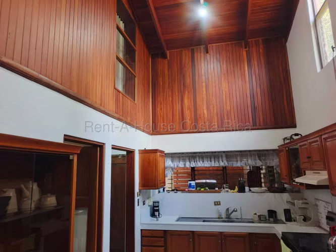 Casa en Venta en Santa Ana – Amplia, Elegante y con Excelente Ubicación - Un Nivel