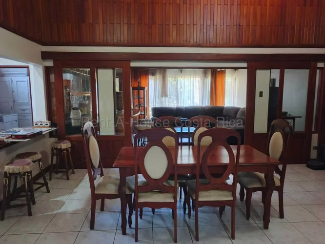 Casa en Venta en Santa Ana – Amplia, Elegante y con Excelente Ubicación - Un Nivel