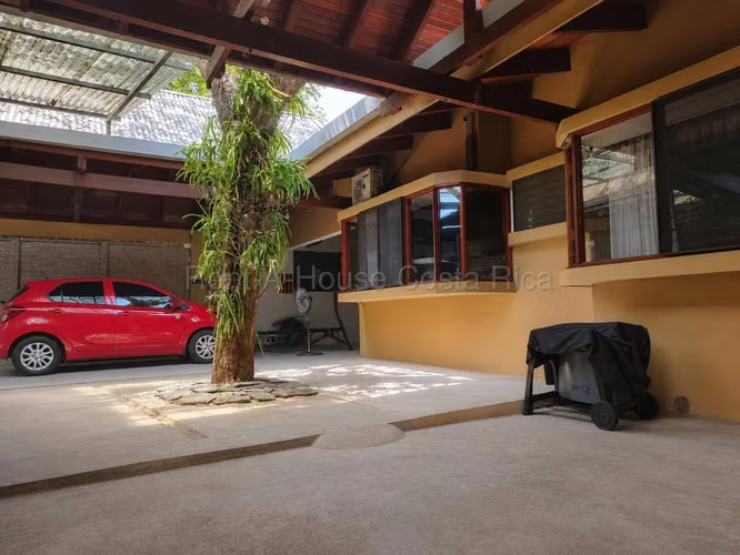 Casa en Venta en Santa Ana – Amplia, Elegante y con Excelente Ubicación - Un Nivel
