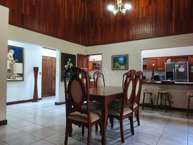 Casa en Venta en Santa Ana – Amplia, Elegante y con Excelente Ubicación - Un Nivel