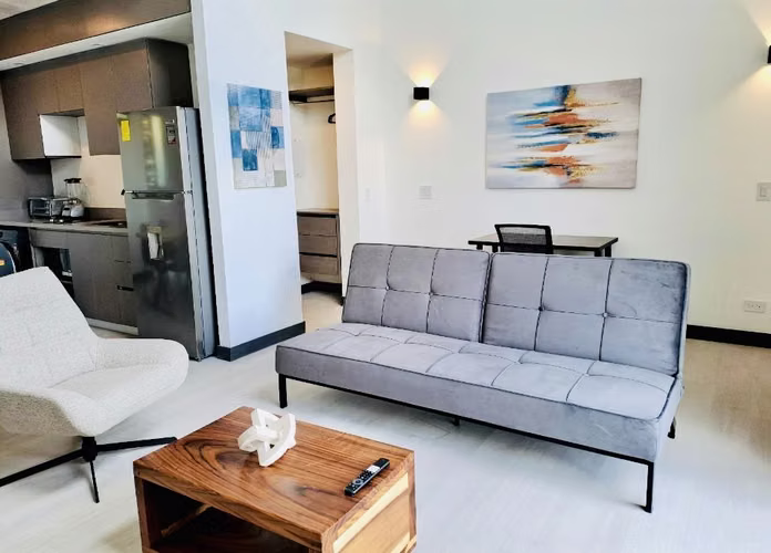 Rebajado. Apartamento totalmente amueblafo en condominio en Pozos, Santa Ana.