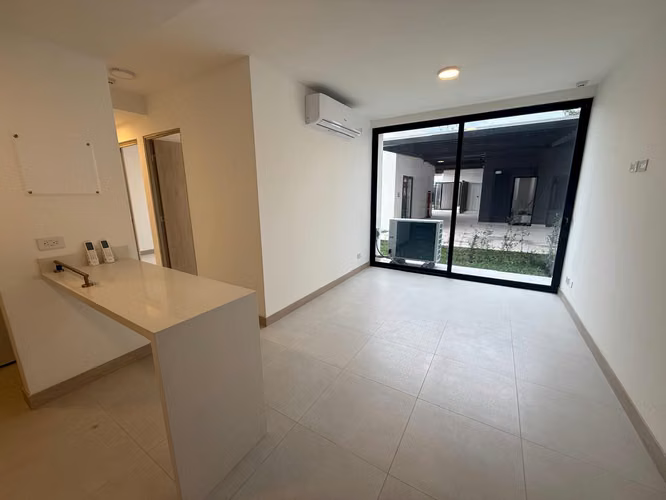 Alquilo Apartamento primer piso, nuevo , condominio Skyhouse rotonda Guacamaya - Imagen 4