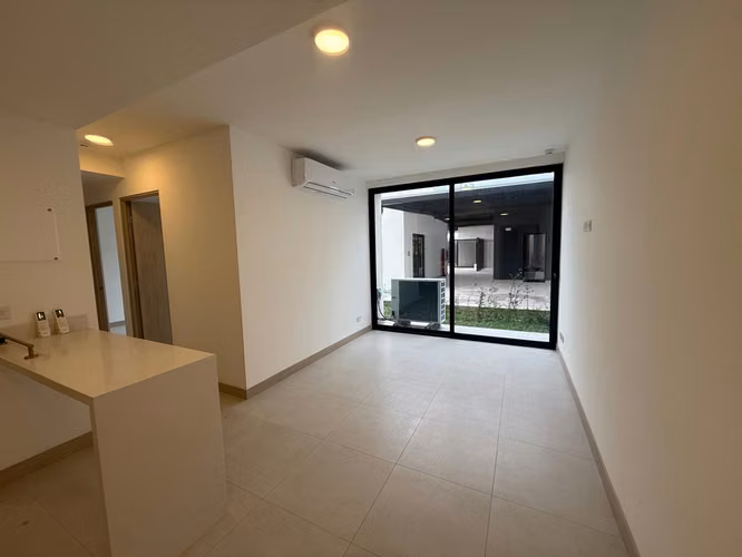 Alquilo Apartamento primer piso, nuevo , condominio Skyhouse rotonda Guacamaya - Imagen 3