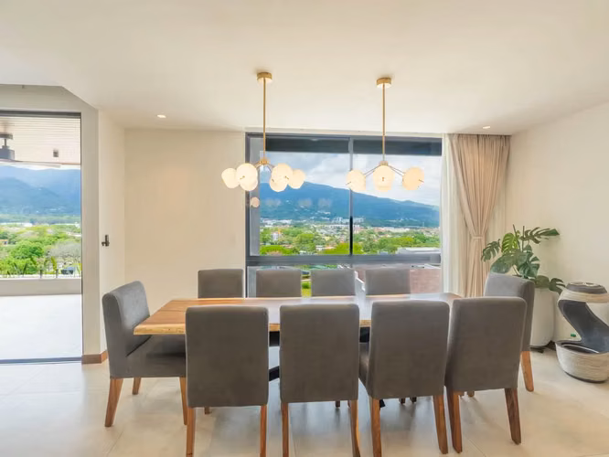 VENTA DE CASA EN VISTA REAL CON VISTA ESPECTACULAR EN SANTA ANA 4929