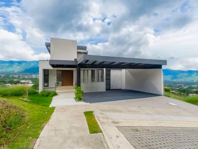 VENTA DE CASA EN VISTA REAL CON VISTA ESPECTACULAR EN SANTA ANA 4929