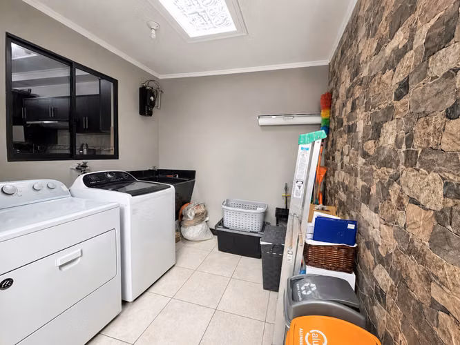 Venta de Casa de 1 Planta en Lomas de Montes de Oca. 3 Habitaciones. ¡Impecable!