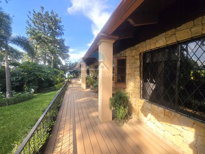 Espectacular propiedad con piscina en La Garita de Alajuela