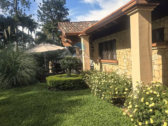 Espectacular propiedad con piscina en La Garita de Alajuela - Imagen 7