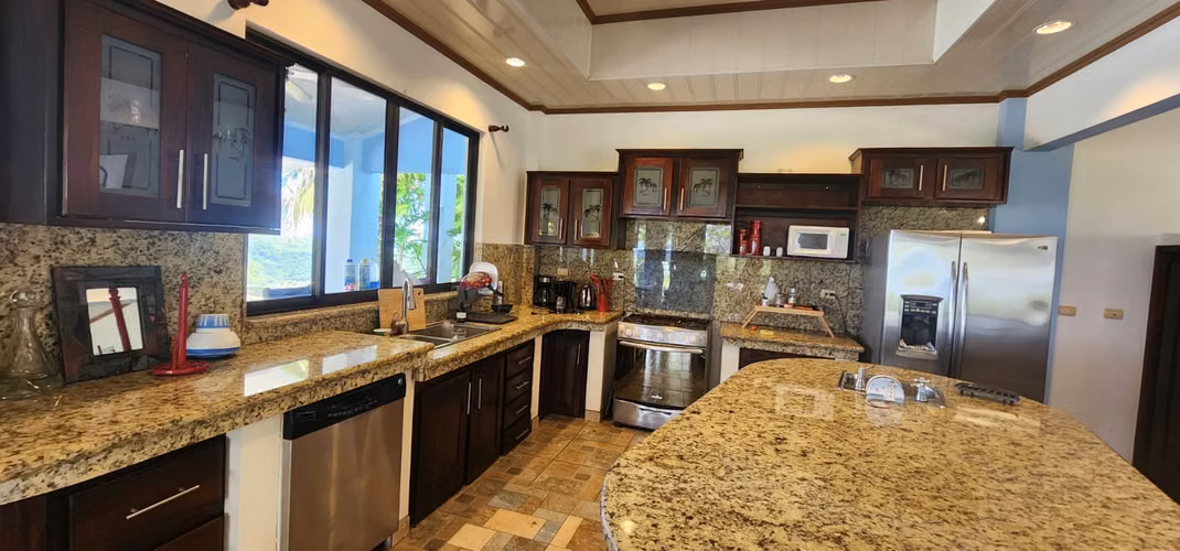 Espectacular casa amueblada con vistas al océano, piscina privada y jacuzzi