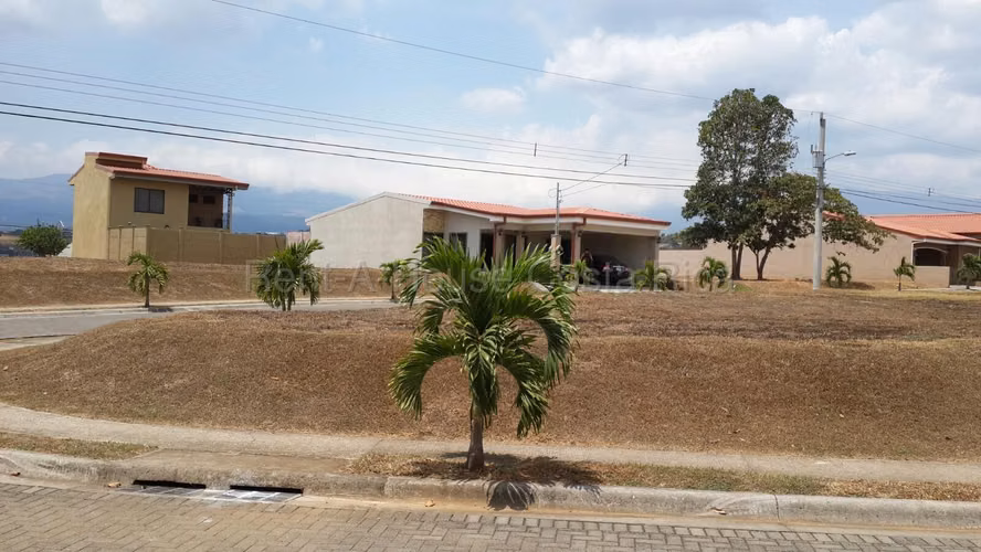 Lote plano en Condominio Lomas del Bosque, Grecia | 389 m² | Seguridad y amenidades - Imagen 5