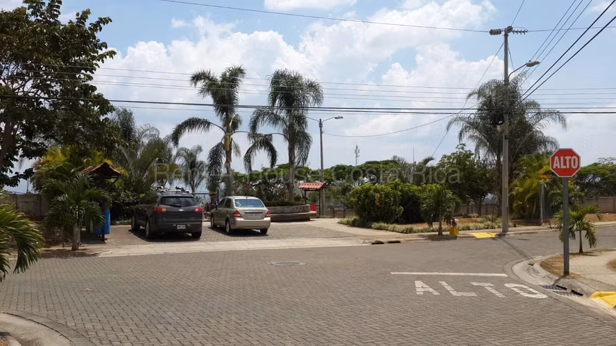 Lote plano en Condominio Lomas del Bosque, Grecia | 389 m² | Seguridad y amenidades - Imagen 6