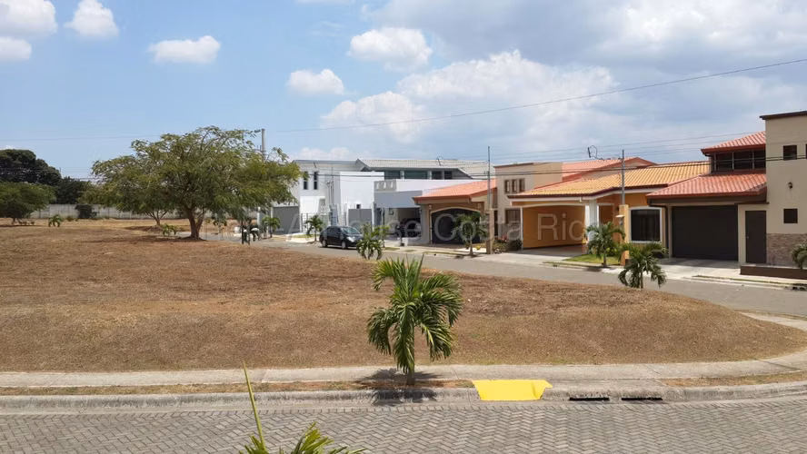Lote plano en Condominio Lomas del Bosque, Grecia | 389 m² | Seguridad y amenidades - Imagen 4