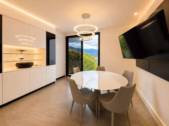 VENTA DE CASA DE LUJO EN CONDOMINIO VILLA REAL, SANTA ANA