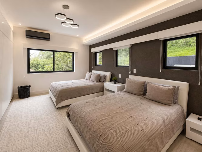 VENTA DE CASA DE LUJO EN CONDOMINIO VILLA REAL, SANTA ANA