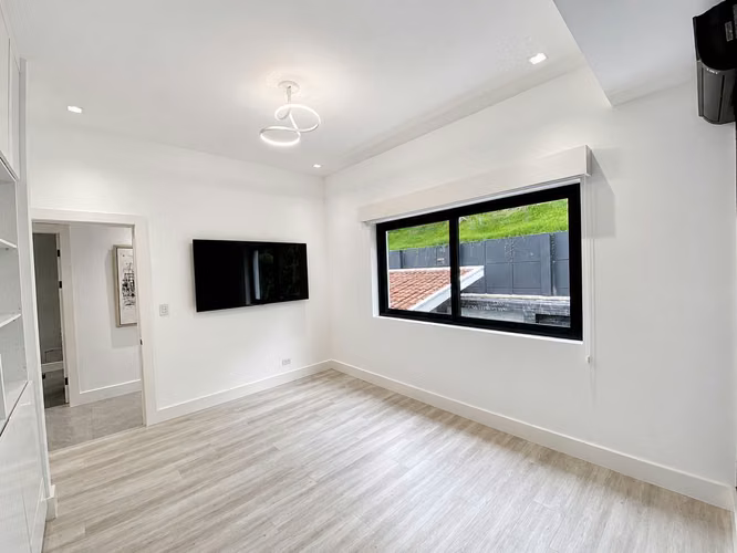 VENTA DE CASA DE LUJO EN CONDOMINIO VILLA REAL, SANTA ANA