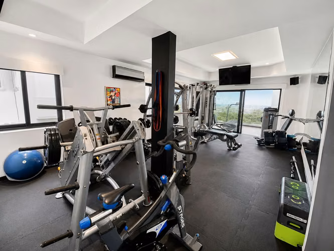VENTA DE CASA DE LUJO EN CONDOMINIO VILLA REAL, SANTA ANA