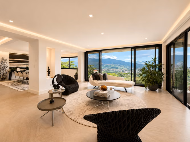 VENTA DE CASA DE LUJO EN CONDOMINIO VILLA REAL, SANTA ANA
