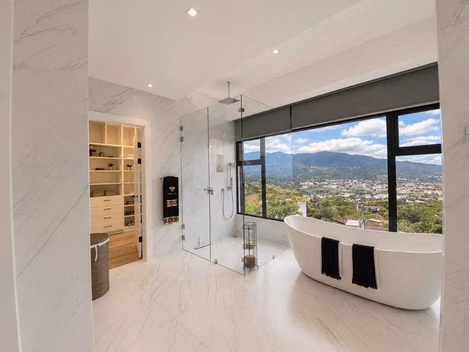 VENTA DE CASA DE LUJO EN CONDOMINIO VILLA REAL, SANTA ANA