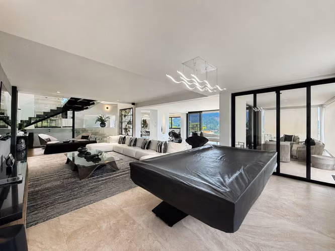 VENTA DE CASA DE LUJO EN CONDOMINIO VILLA REAL, SANTA ANA