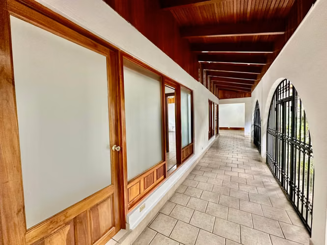 Rohrmoser - Casa 11 oficinas + 8 parqueos + Ubicación de Lujo!