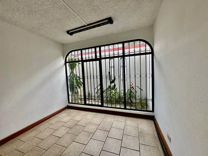 Rohrmoser - Casa 11 oficinas + 8 parqueos + Ubicación de Lujo!