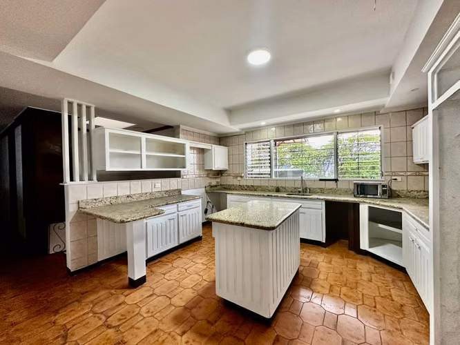 Rohrmoser - Casa esquinera para oficinas - 1285m terreno