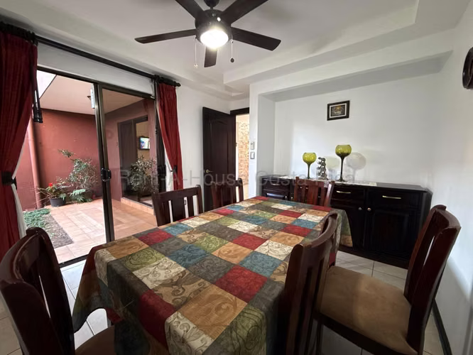 Casa de 4 habitaciones con dormitorio en primer nivel en Heredia - Imagen 5