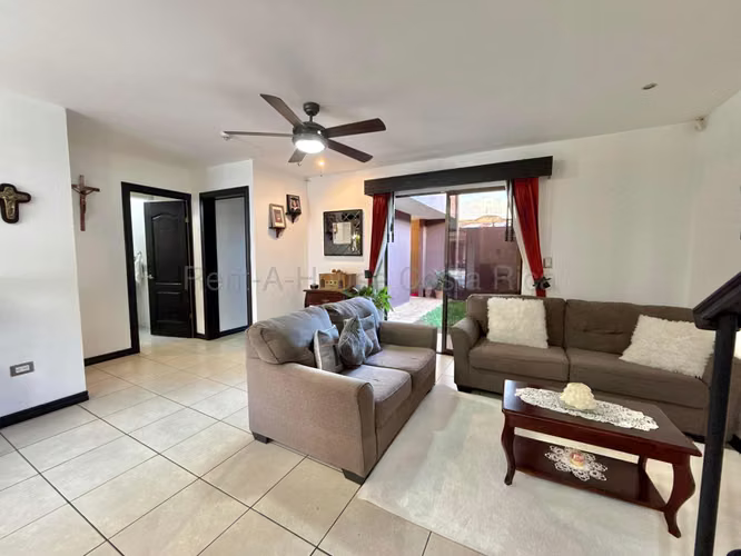 Casa de 4 habitaciones con dormitorio en primer nivel en Heredia - Imagen 4