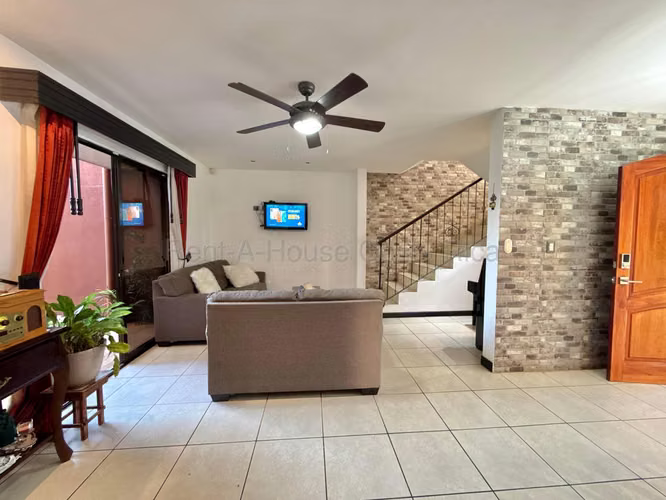 Casa de 4 habitaciones con dormitorio en primer nivel en Heredia - Imagen 9