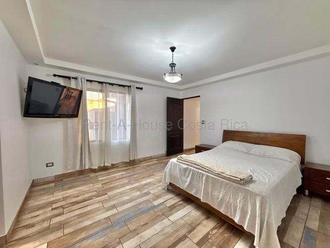Casa de 4 habitaciones con dormitorio en primer nivel en Heredia - Imagen 11
