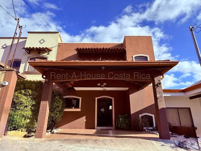 Casa de 4 habitaciones con dormitorio en primer nivel en Heredia