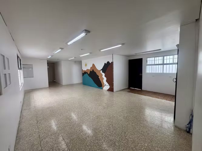 Venta y alquiler. Ideal para oficina/negocio, con uso de suelo mixto/comercial, en Escalante.