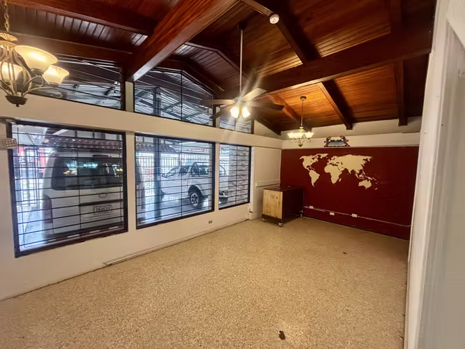 Venta y alquiler. Ideal para oficina/negocio, con uso de suelo mixto/comercial, en Escalante.