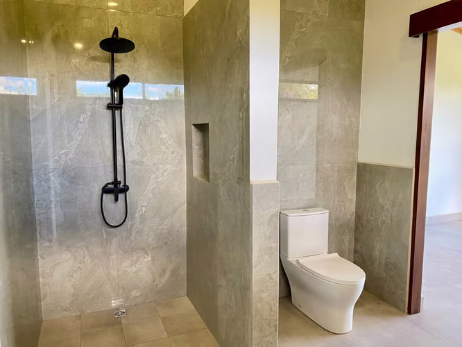 Casa Nueva de Lujo con Piscina Privada y Vistas Panorámicas - Imagen 10