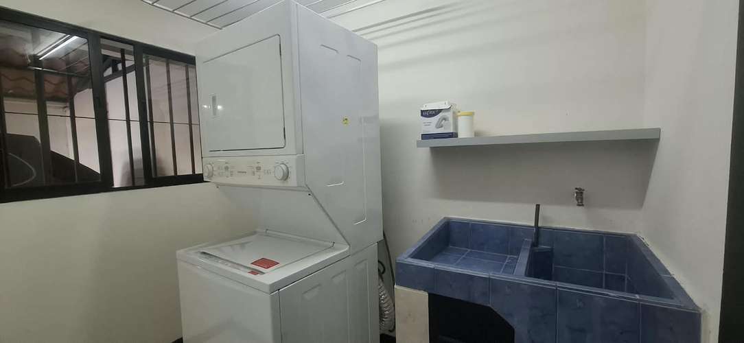 ¡Alquiler de Apartamento Dúplex con 3 Habitaciones y Línea Blanca Incluida! 