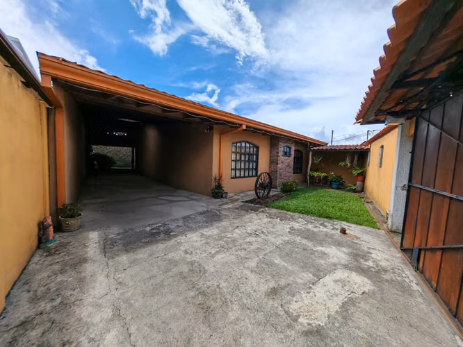 Venta de casa de una planta en Los Ángeles de Santo Domingo